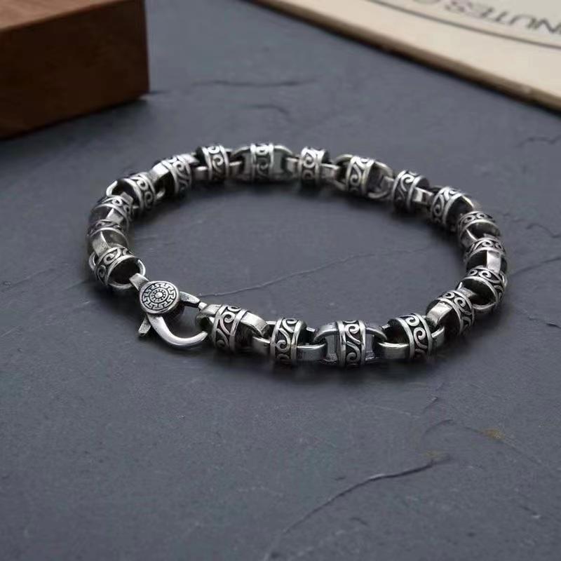 Classic bracelet with creative design.