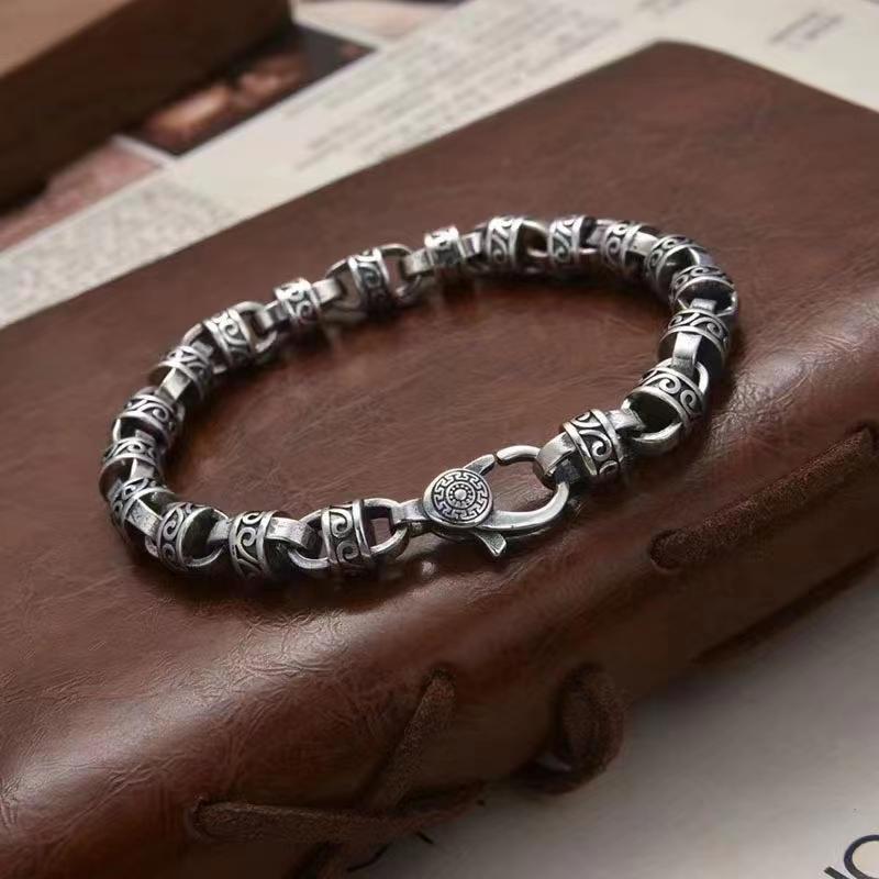 Classic bracelet with creative design.